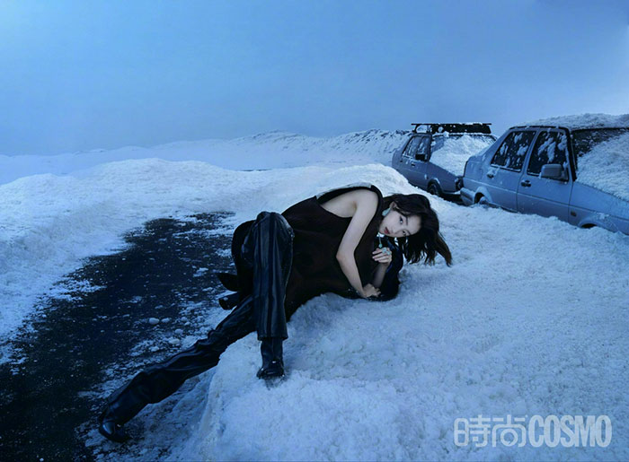 周冬雨｜雪地写真 穿黑色露肩裙酷飒十足图片1